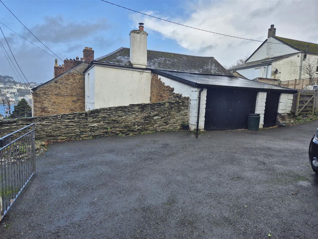 Property photo 2 of 28 Parking And Garage