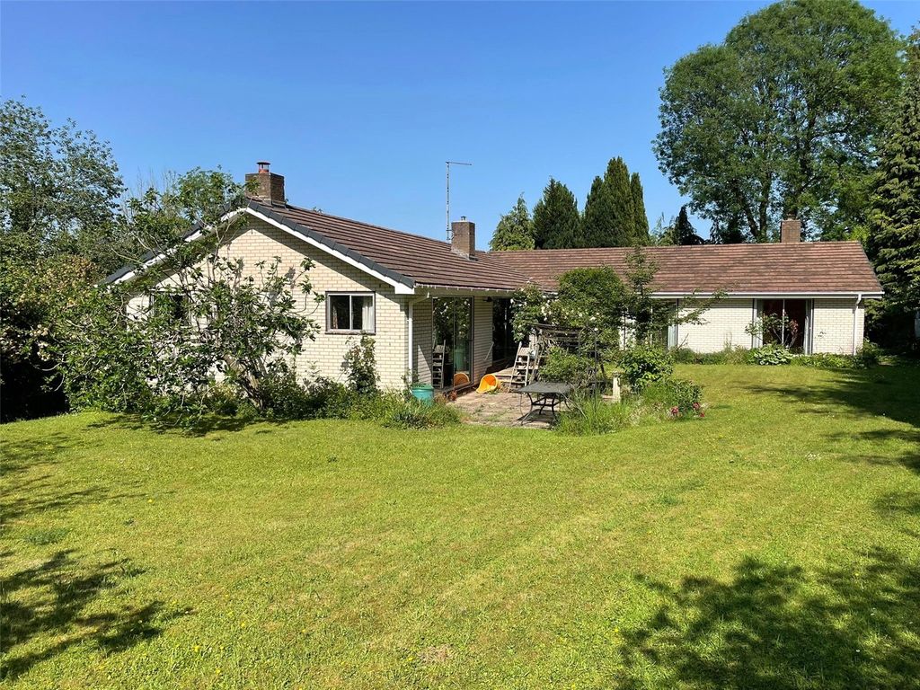 Property photo 1 of 18 Yew Tree Lodge