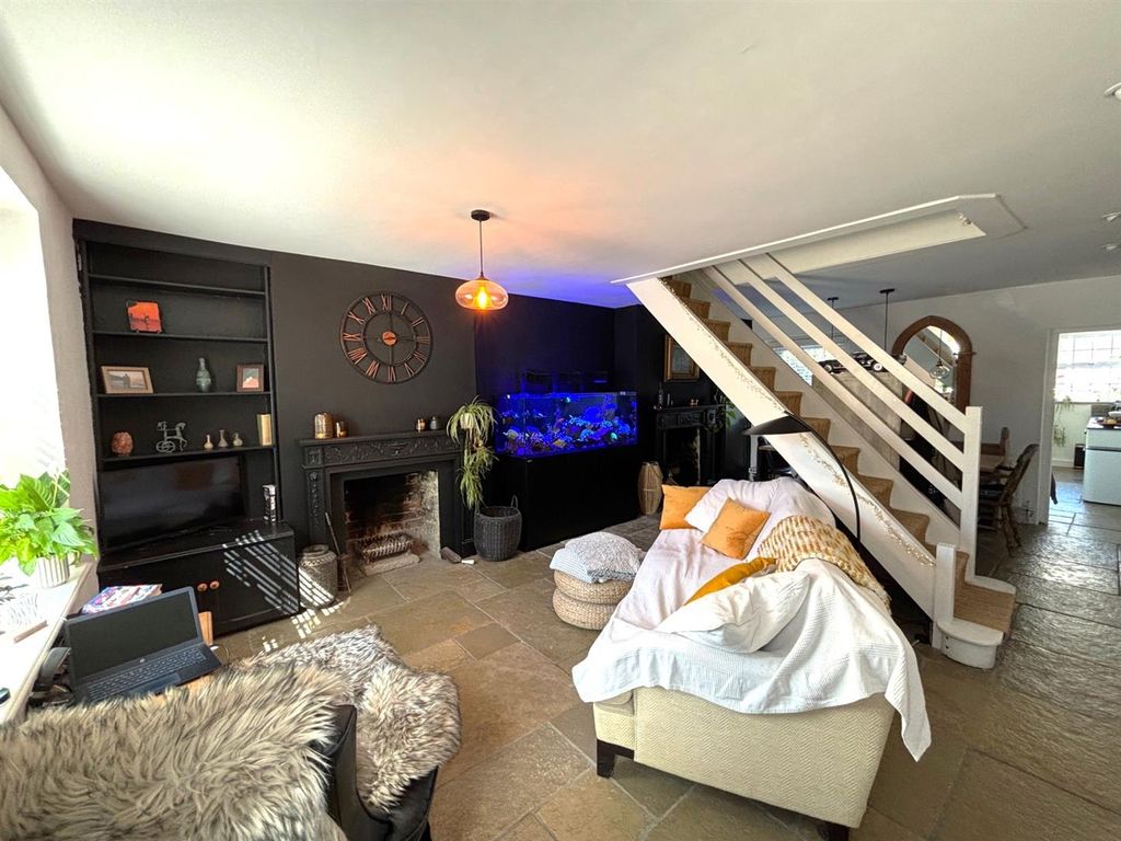 Property photo 2 of 30 4325 Lounge.Jpeg