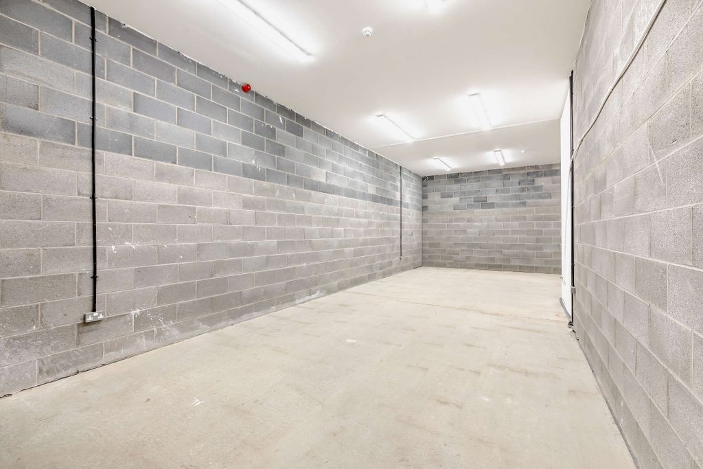 Property photo 3 of 8 8545383-Interior17-800