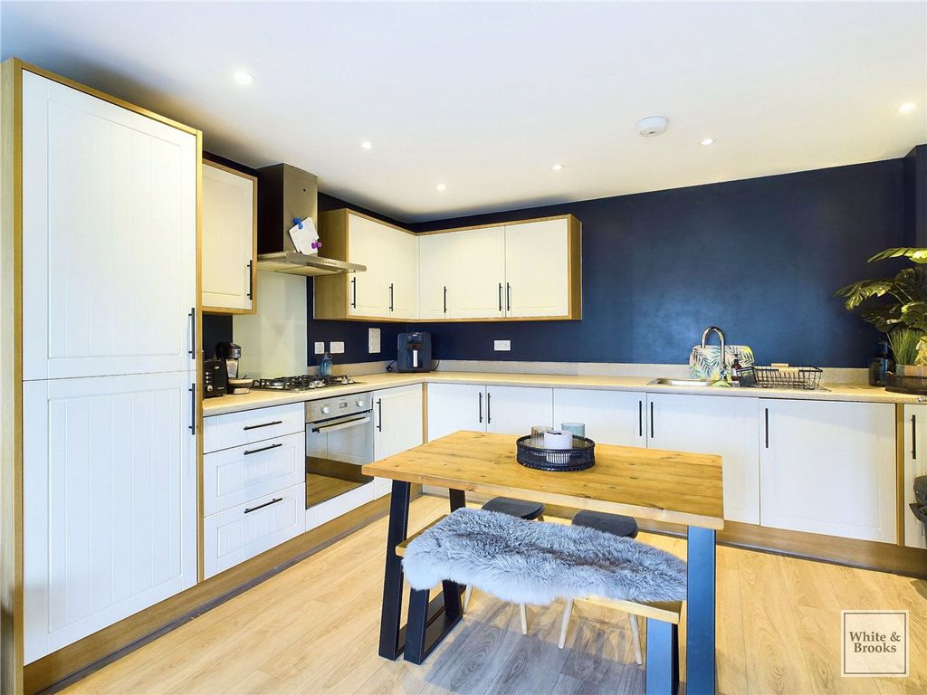 Property photo 3 of 14 Kitchen