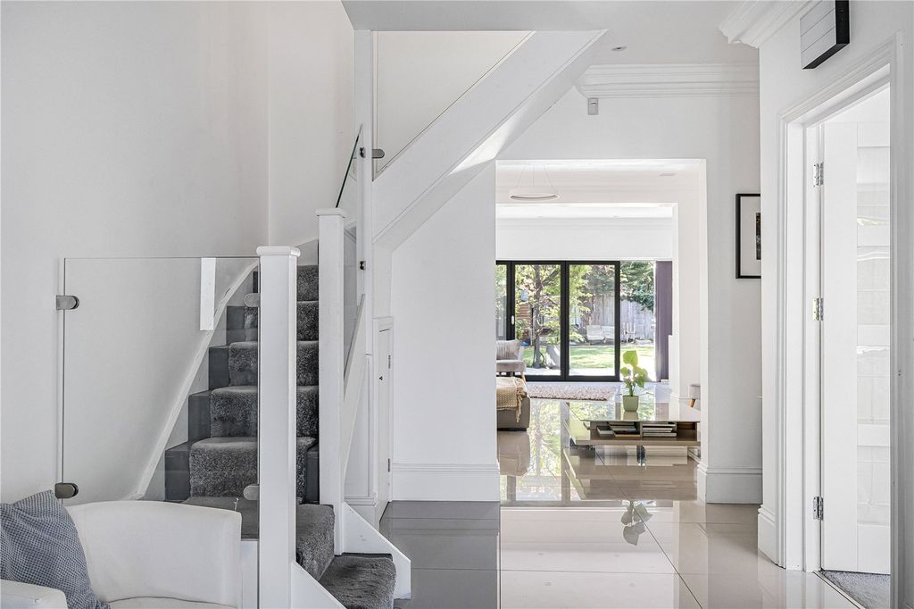 Property photo 2 of 17 Hallway