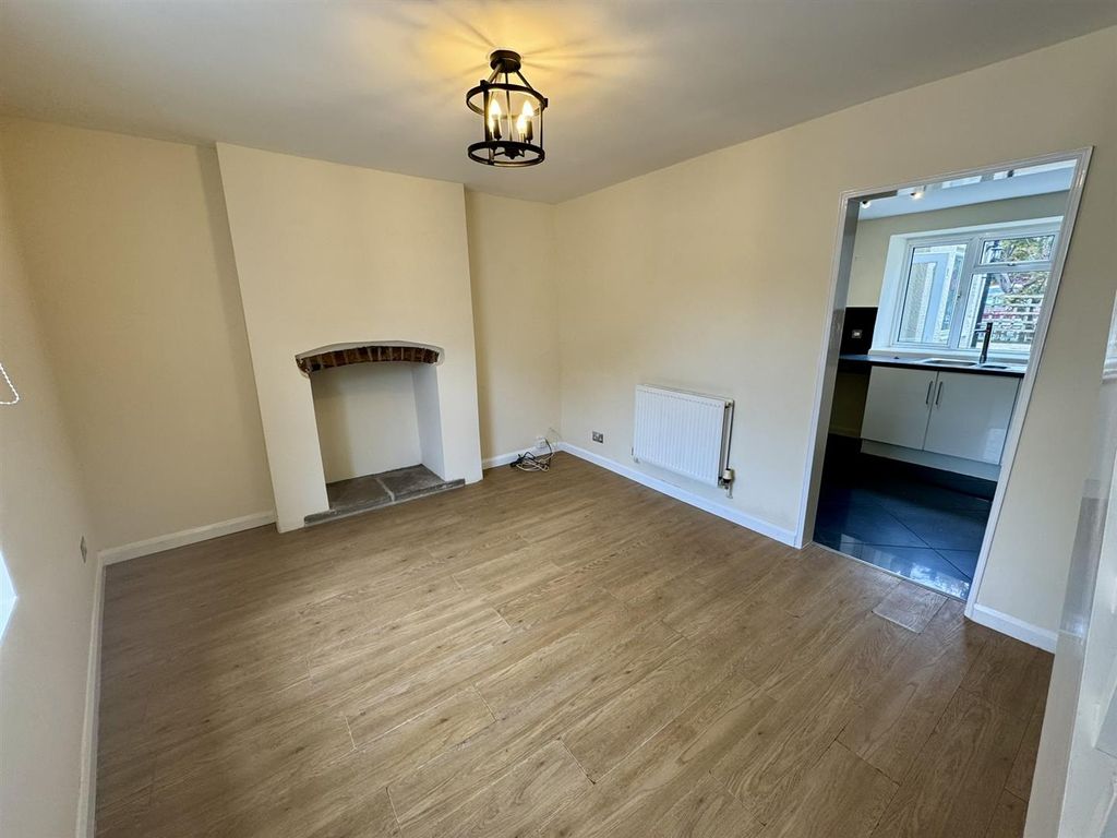 Property photo 3 of 14 Living Room (2/2)