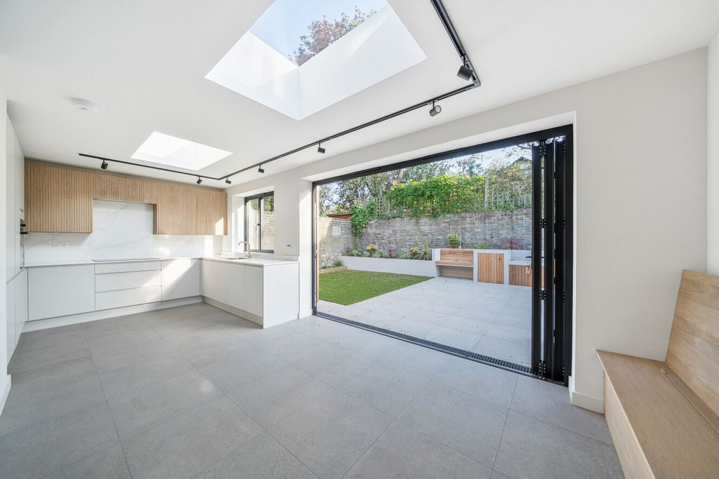 Property photo 2 of 17 1448309-17-69E904...