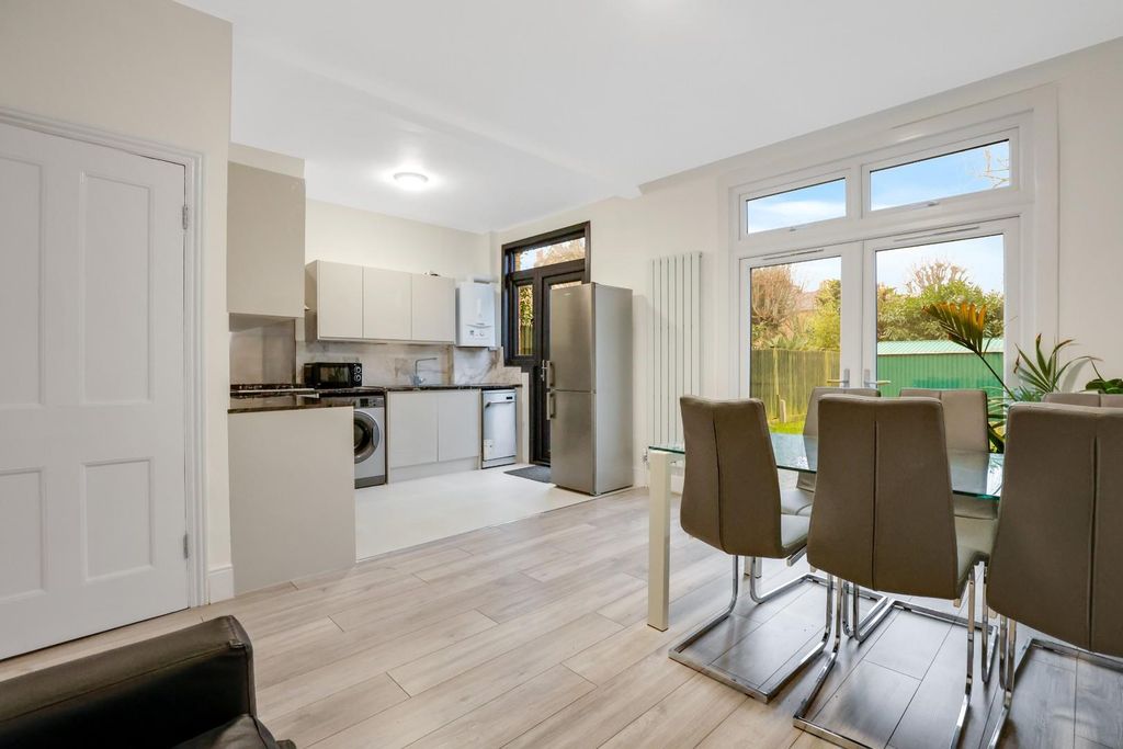 Property photo 2 of 14 03-c1F513-Fbd8Jhpropwpen- 56 Cranston Road - 7.Jpg