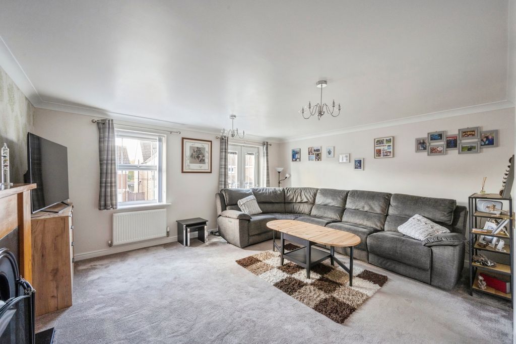 Property photo 3 of 17 Lounge