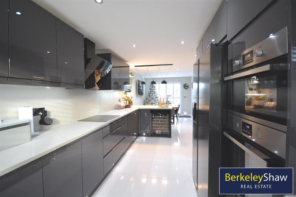 Property photo 2 of 23 Kitchen