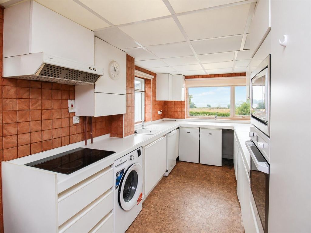 Property photo 3 of 18 Kitchen