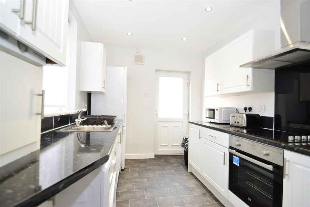 Property photo 2 of 6 Kitchen