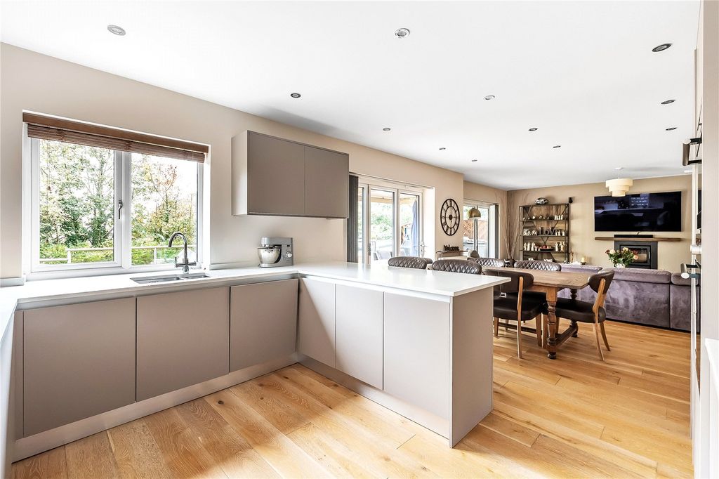 Property photo 3 of 17 Kitchen