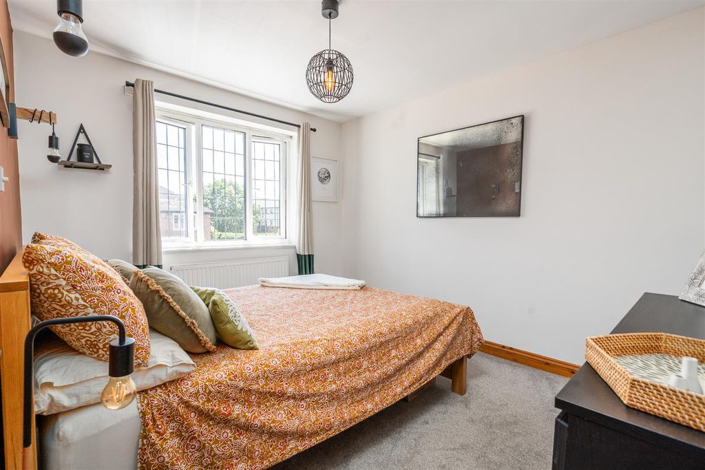 Property photo 2 of 12 3 Copt Heath Croft, Knowle_5.Jpg
