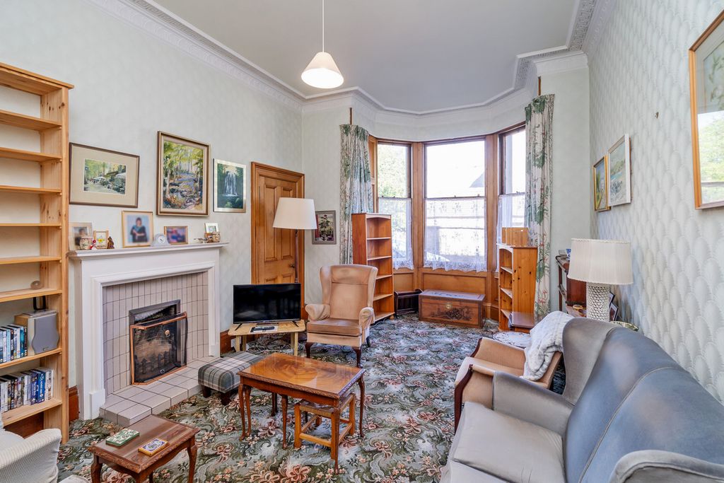 Property photo 2 of 33