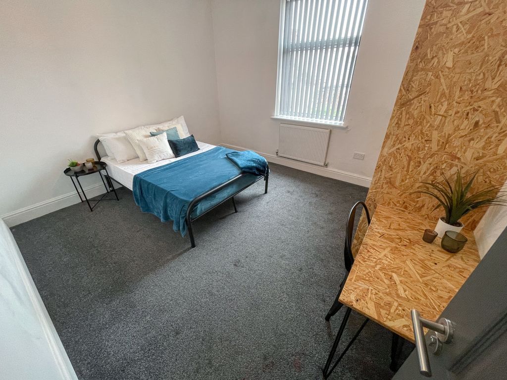 Property photo 2 of 6 3, 1A Holmes5