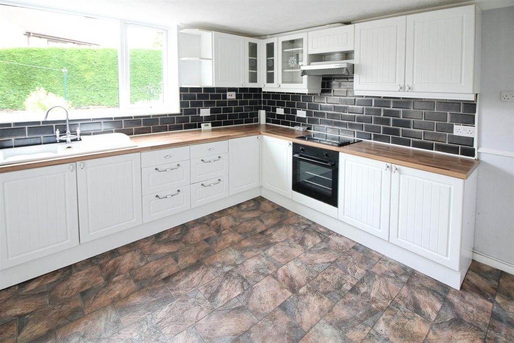 Property photo 2 of 10 Kitchen