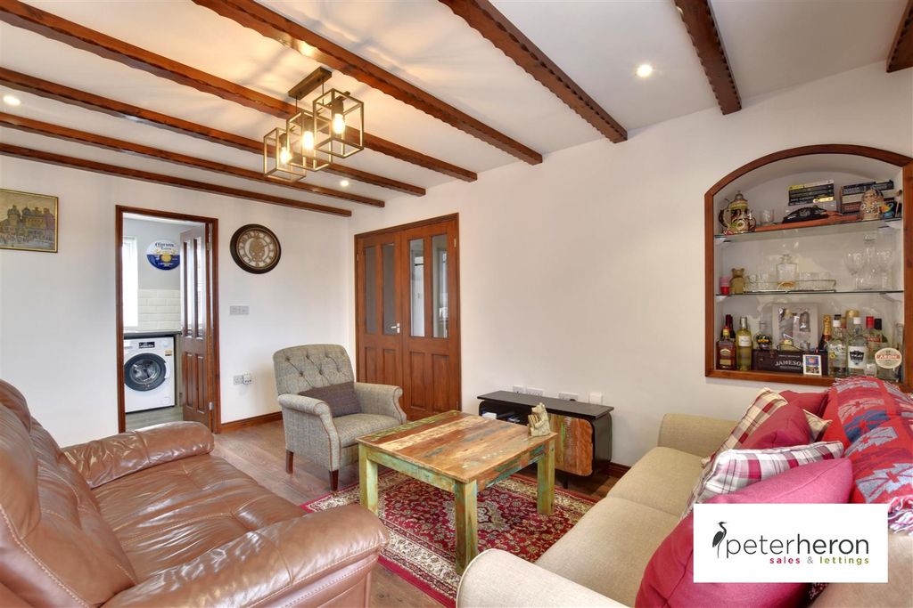 Property photo 3 of 12 Lounge