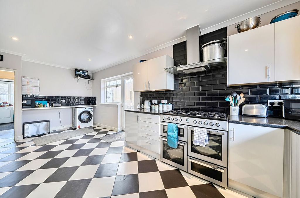 Property photo 2 of 11 1429118669c507E03E7c1