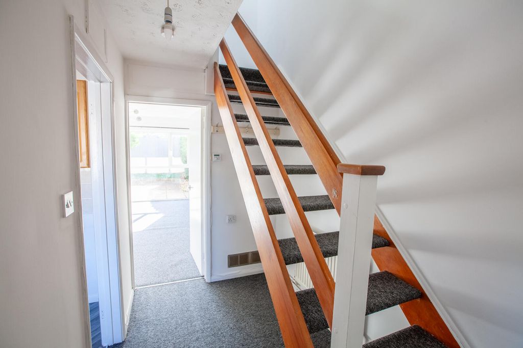 Property photo 3 of 11 Hallway