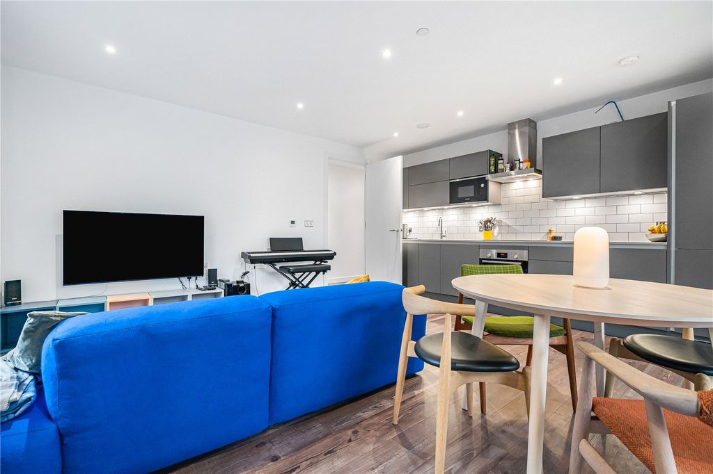 Property photo 3 of 17 Reception/Kitchen