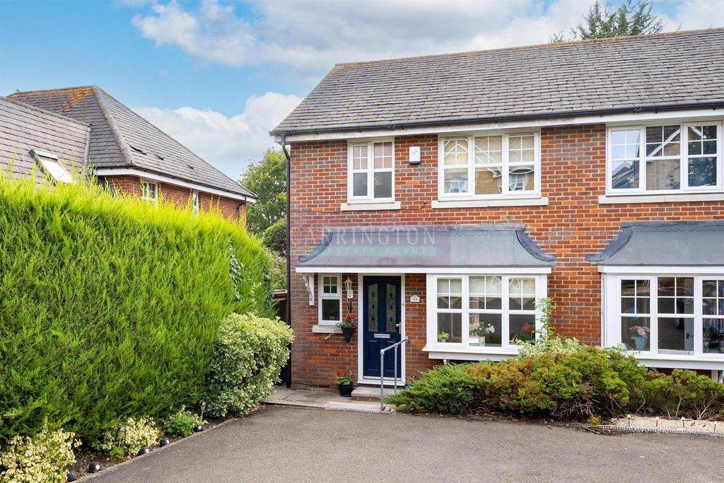 Property photo 1 of 17 Fielders Way