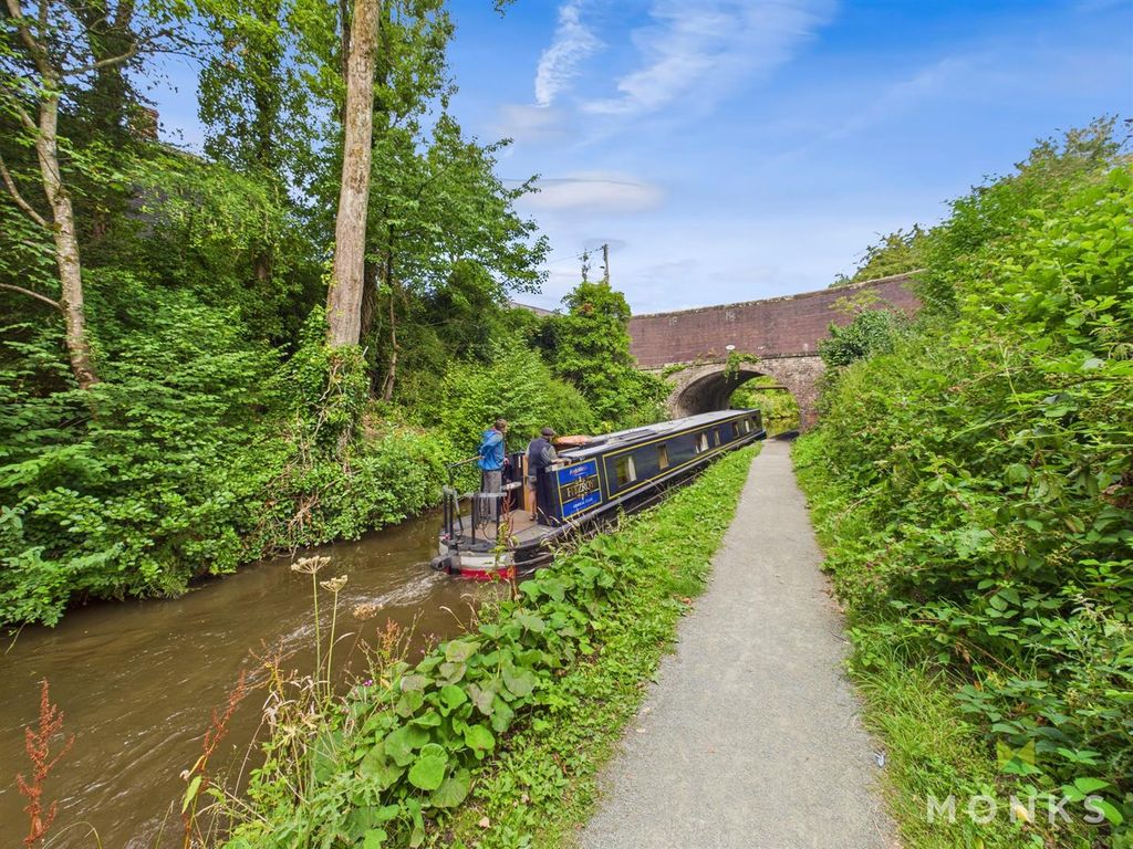 Property photo 3 of 16 Cam01420G0-Pr0714-Still033.Jpg