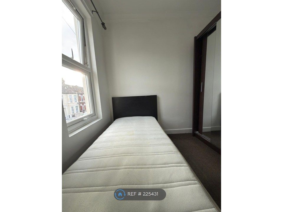 Property photo 3 of 4 Room 3 Single Room 550 Pcm