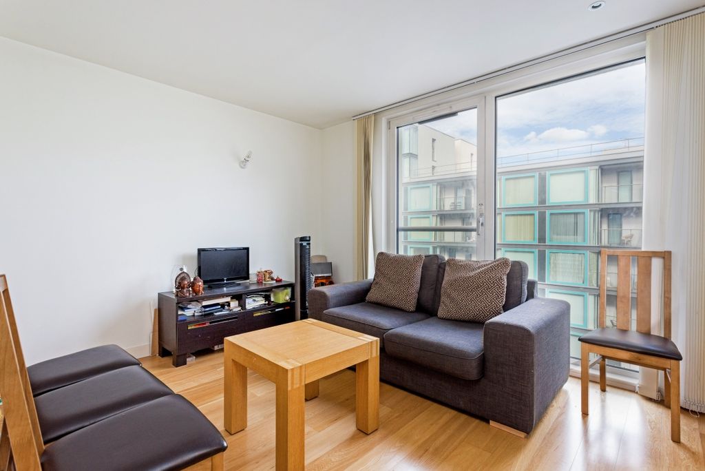 Property photo 3 of 11 Lounge