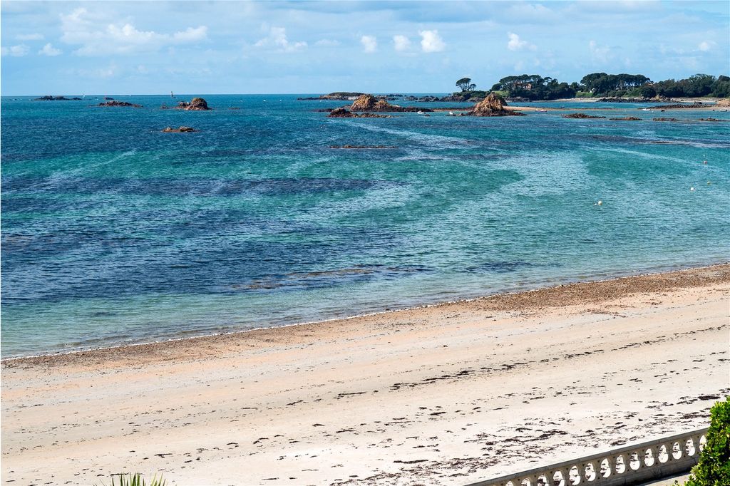 Property photo 2 of 19 Seaview