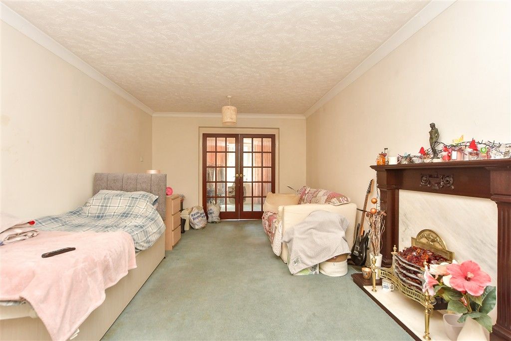 Property photo 2 of 11 Lounge