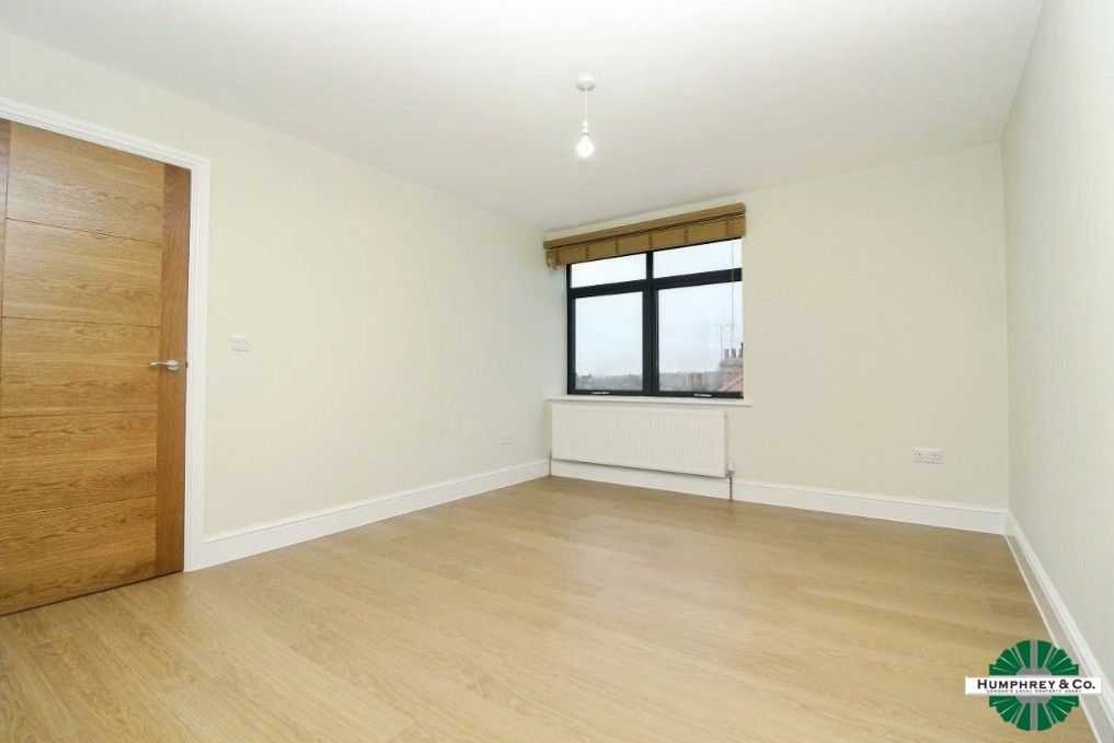 Property photo 3 of 5 Pbox-Bedroom-330725.Jpg