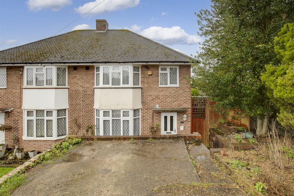 Property photo 1 of 15 143 Whitelands Road, Hp12 3En-12.Jpg