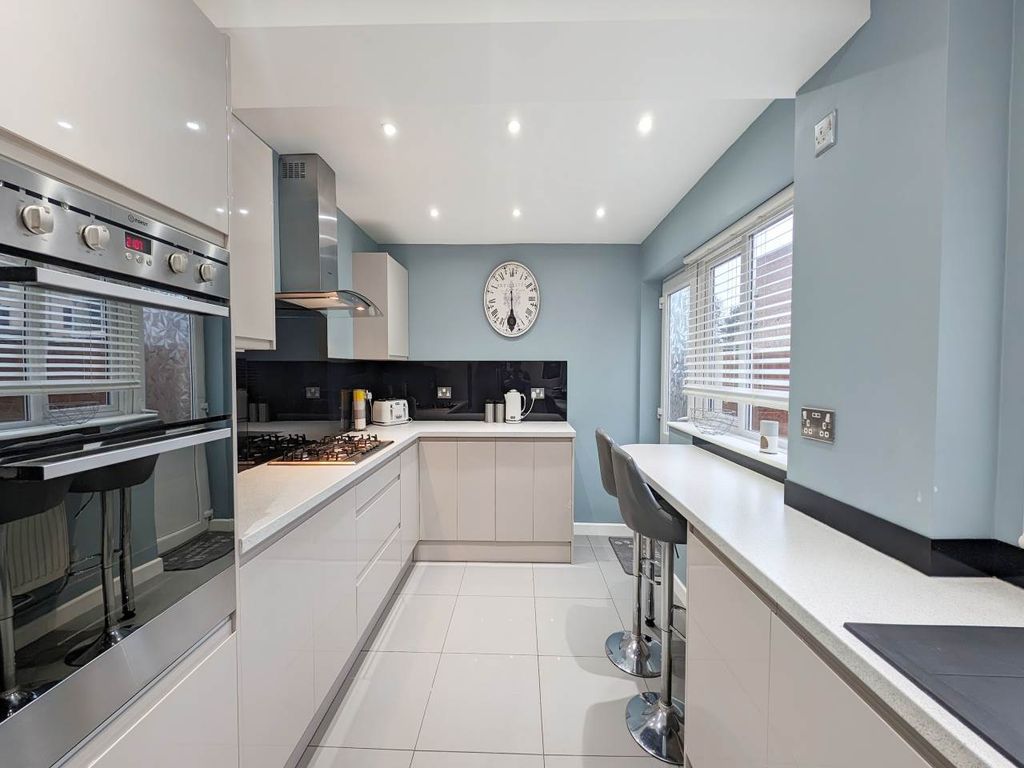 Property photo 1 of 11 Kitchen 1