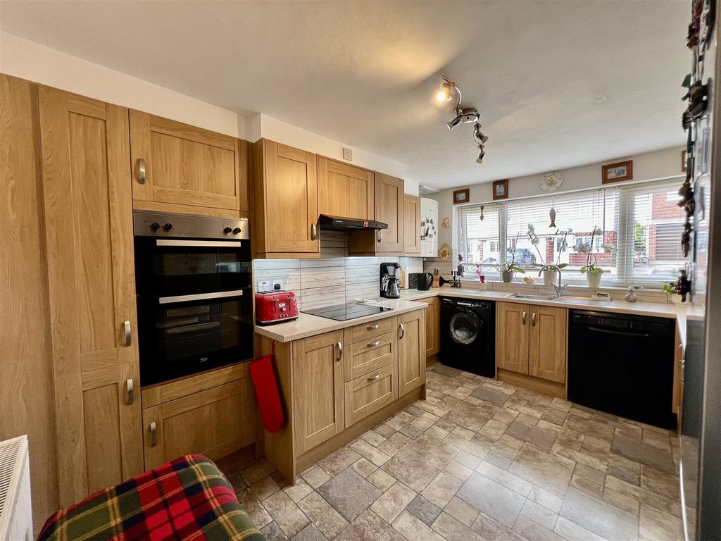 Property photo 2 of 17 Kitchen
