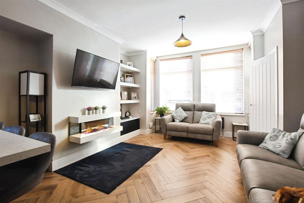 Property photo 2 of 20 Lounge