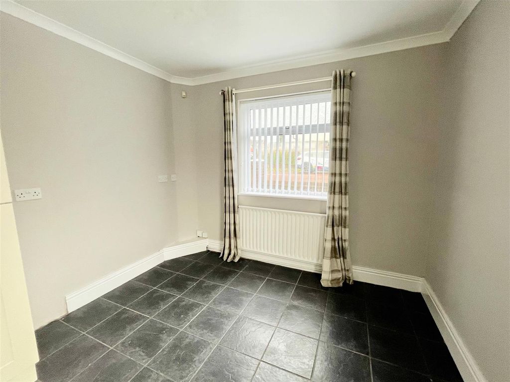 Property photo 3 of 12 Dining