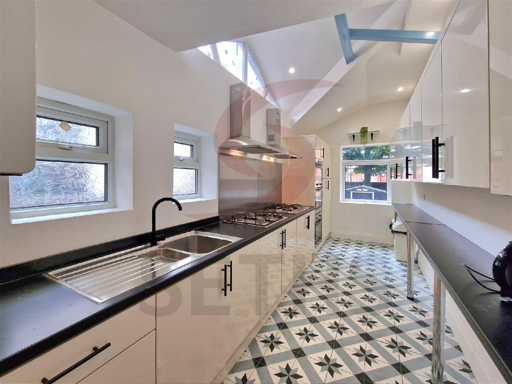 Property photo 2 of 10 Kitchen