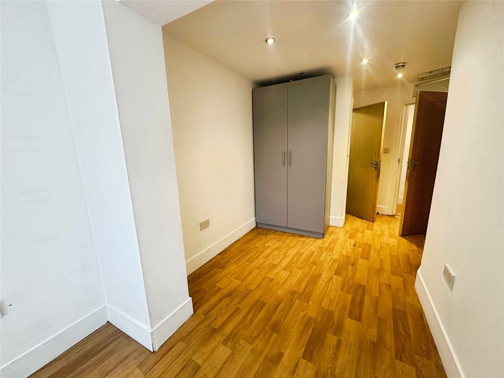 Property photo 1 of 6 Bedroom