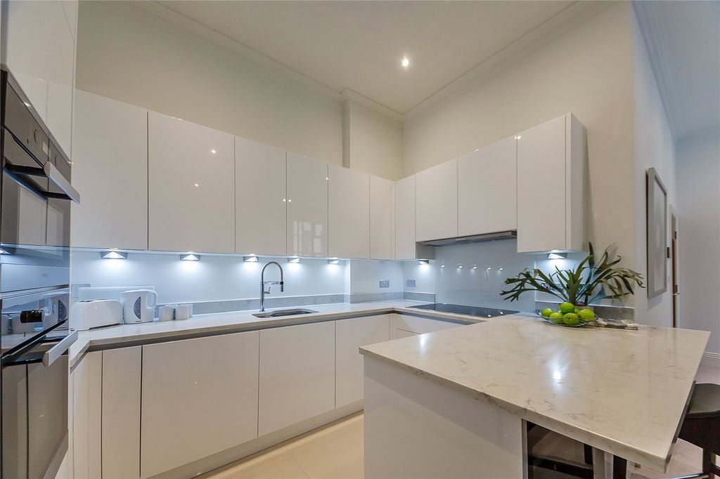 Property photo 3 of 7 Kitchen