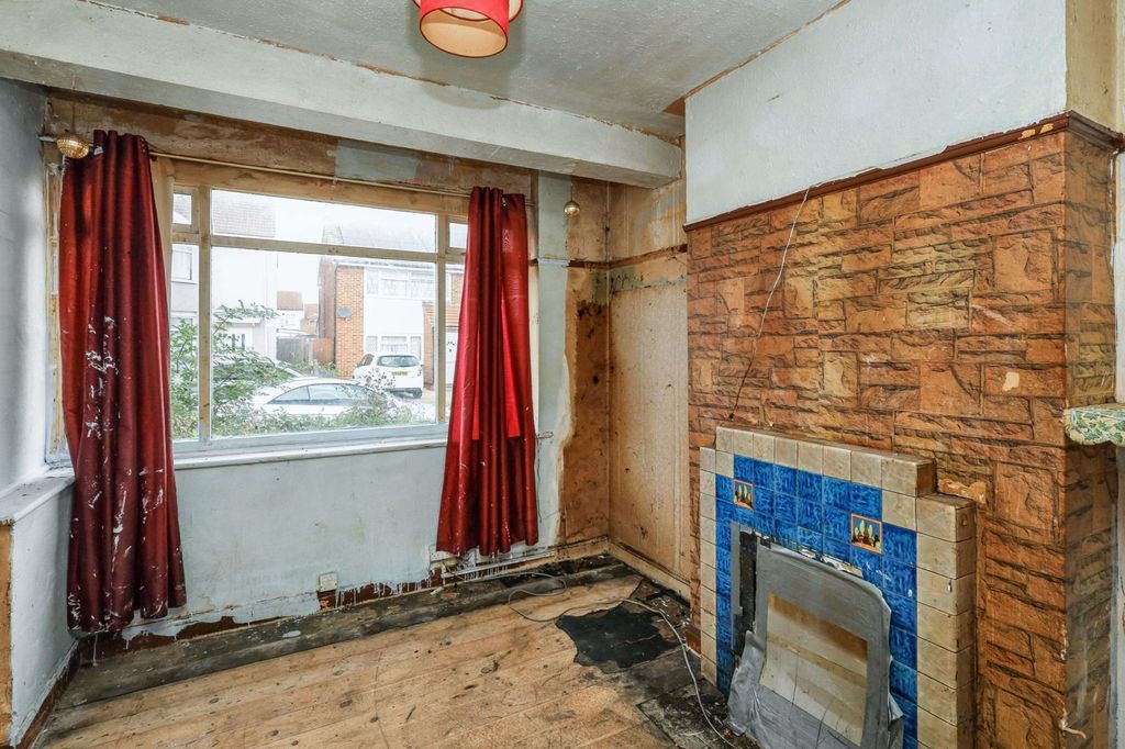 Property photo 2 of 14 42 James Avenue, Dagenham, London, Rm8 1Lj