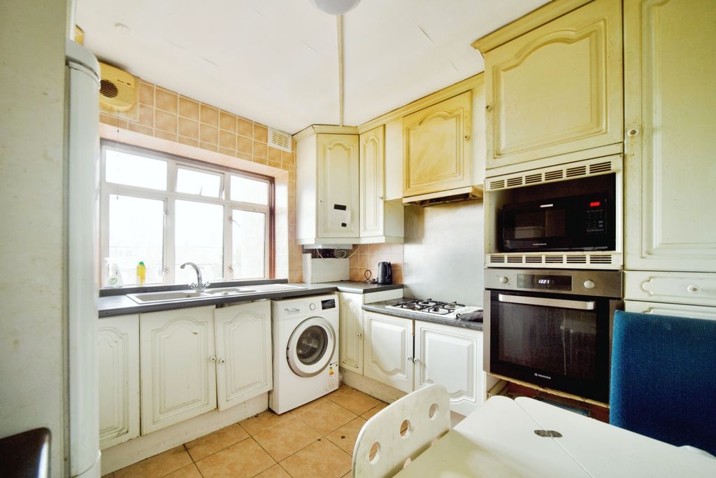 Property photo 2 of 12 Kitchen
