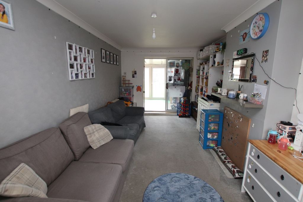 Property photo 3 of 11 Lounge Photo 2