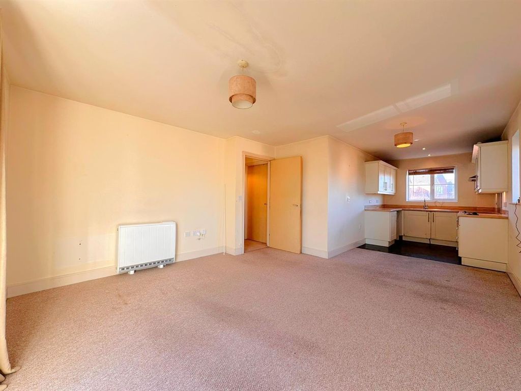 Property photo 2 of 8 Lounge / Kitchen / Diner