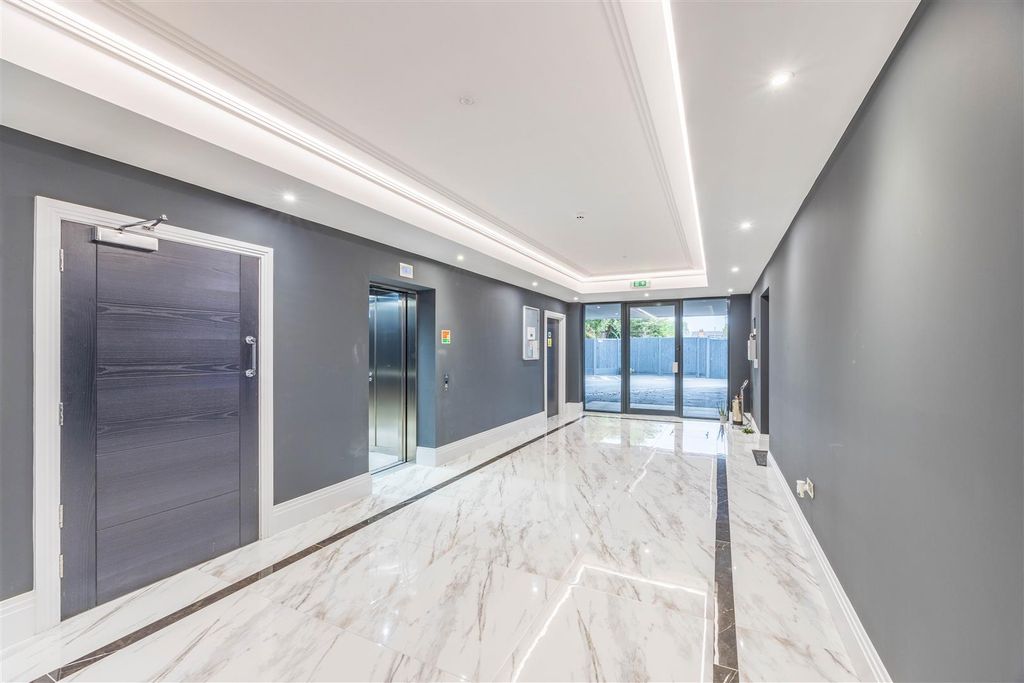 Property photo 2 of 11 Communal Entrance