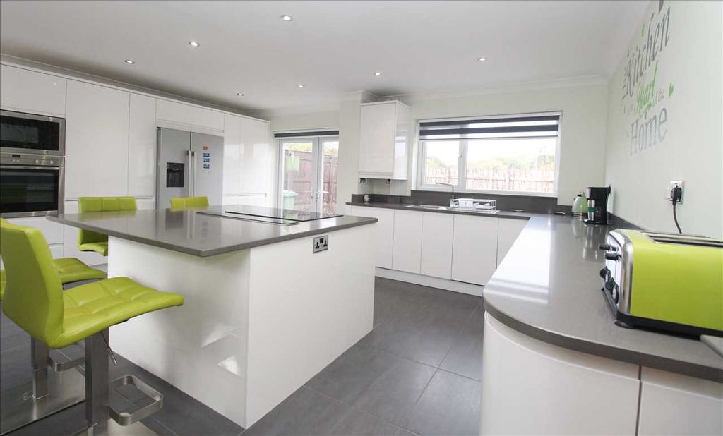 Property photo 3 of 18 Feature Photos