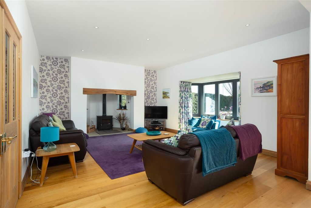 Property photo 3 of 27 00010.Jpg