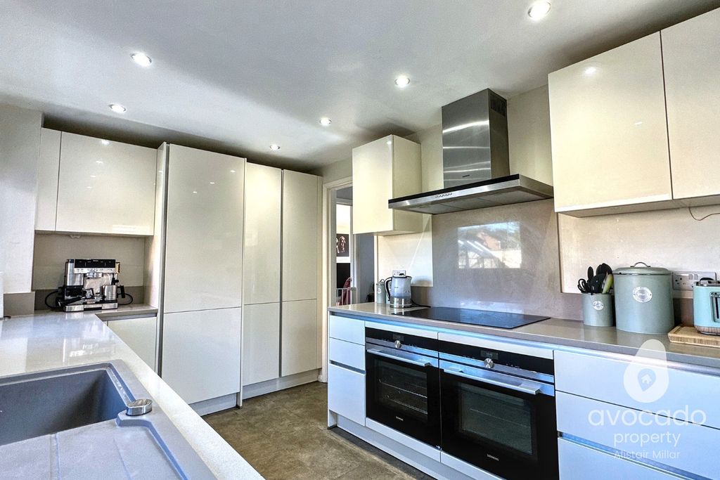 Property photo 2 of 18 4516144