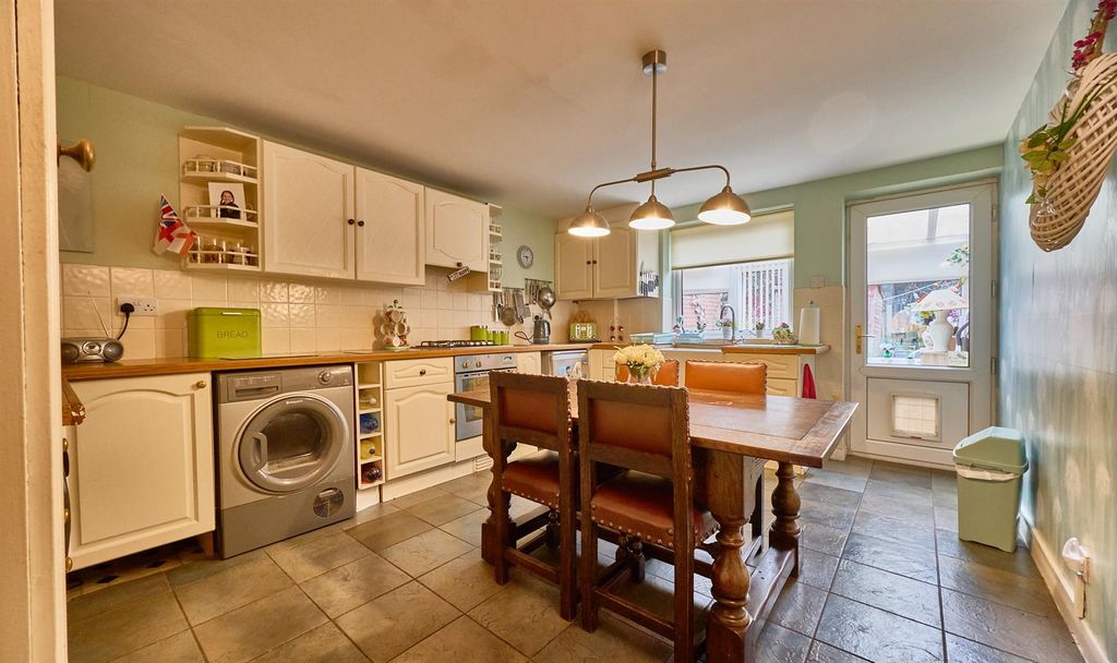 Property photo 2 of 11 Dining Kitchen