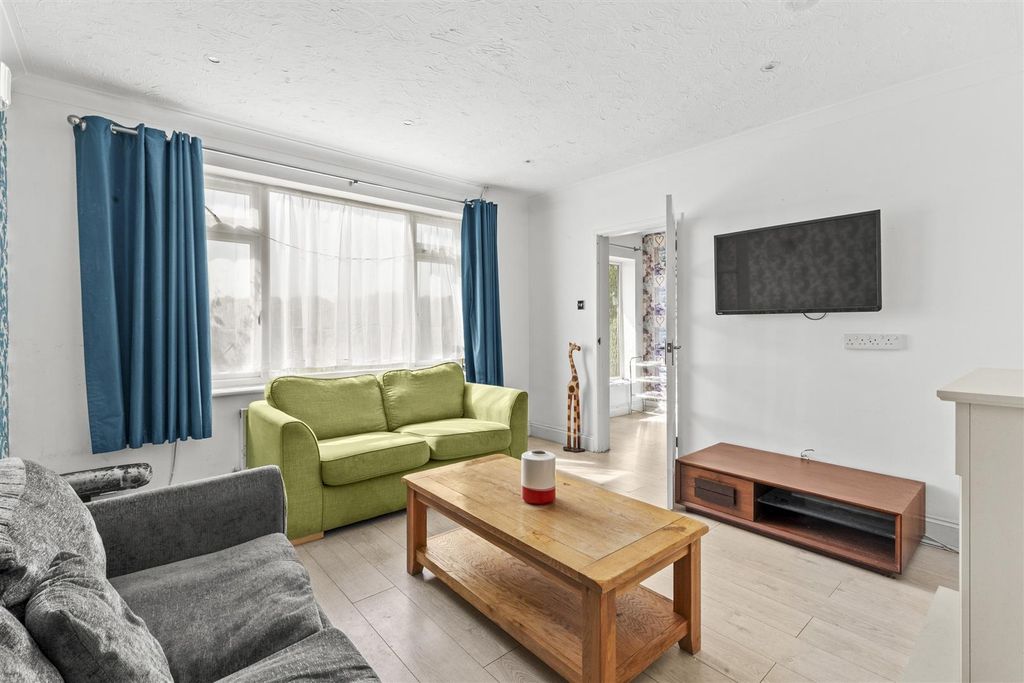 Property photo 3 of 13 St. Georges Close-8.Jpg