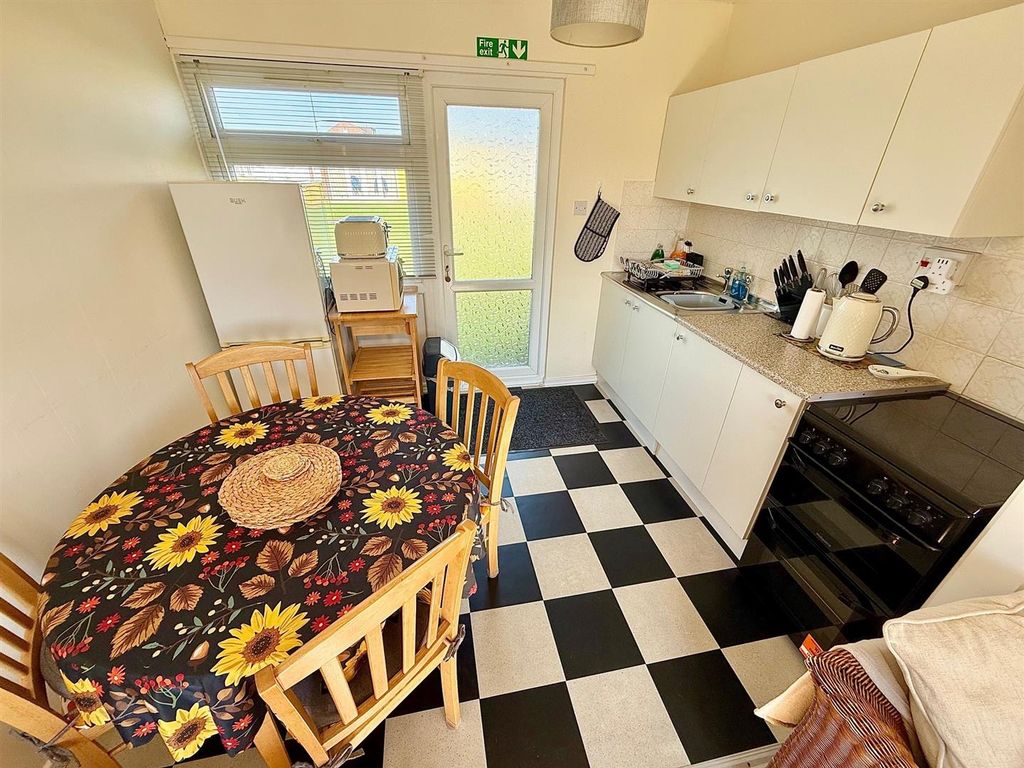 Property photo 3 of 11 Kitchen/Dining Area