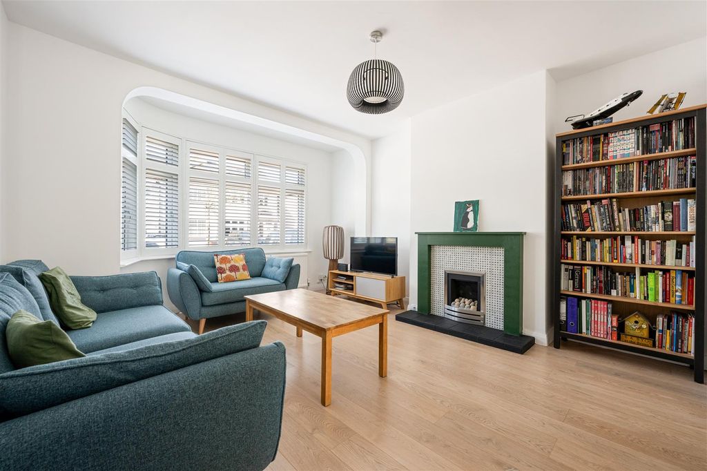 Property photo 2 of 52 Sandringham Road, Ig11