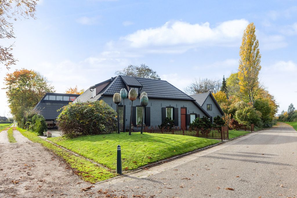 Property photo 2 of 100